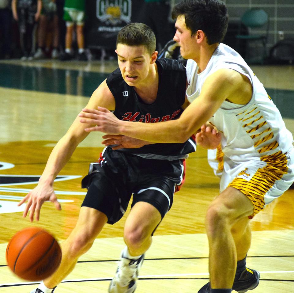 Sammy Detwiler drives against the tough defense of Andrew Airhart for the go-ahead score with 5.5 seconds to play.