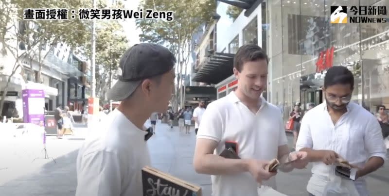 ▲ 微笑男孩Wei Zeng在澳洲街頭發放台灣特產「鹹酥雞」（圖／微笑男孩Wei Zen 授權）