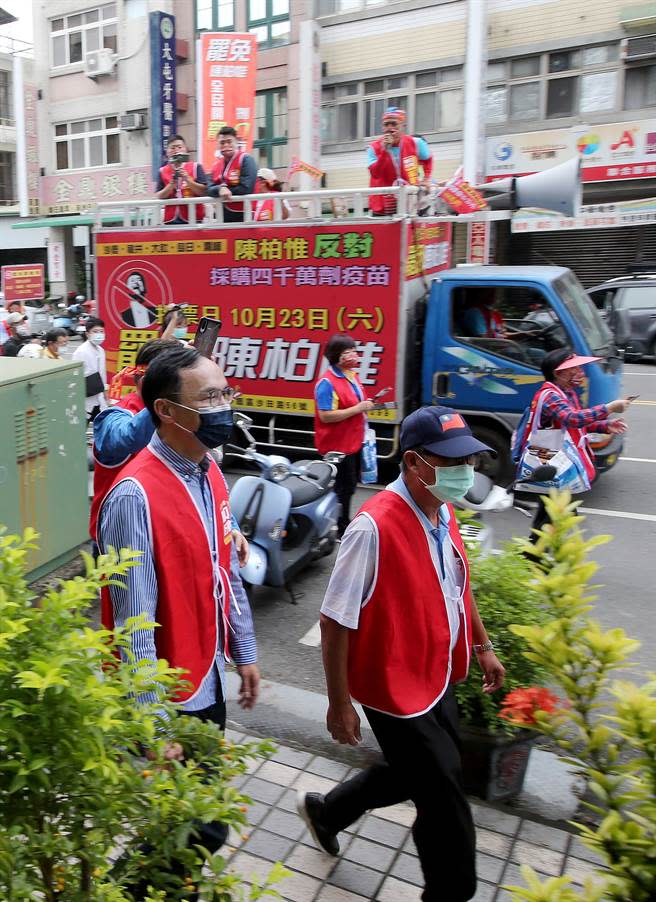 國民黨主席朱立倫，22日上午到霧峰市場，與刪Q團體一起掃街，拜託大家明天投下同意罷免票。（黃國峰攝）