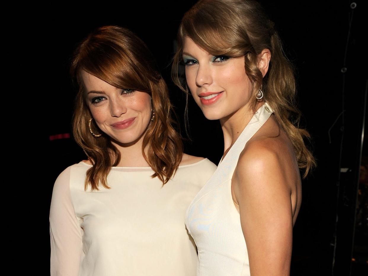 Emma Stone standing next to Taylor Swift