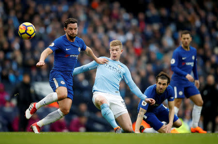 Soccer Football - Premier League - Manchester City vs Chelsea - Etihad Stadium, Manchester, Britain - March 4, 2018 Manchester City's Kevin De Bruyne in action with Chelsea’s Danny Drinkwater as Chelsea's Cesc Fabregas looks on Action Images via Reuters/Carl Recine