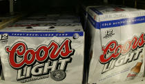 <p>El top 10 de las cervezas más populares en el mundo lo cierra la estadounidense Coors Light. Fabricada por la empresa MillerCoors, el año pasado se vendieron 26,5 millones de hectolitros de esta marca. (Foto: David Zalubowski / AP). </p>