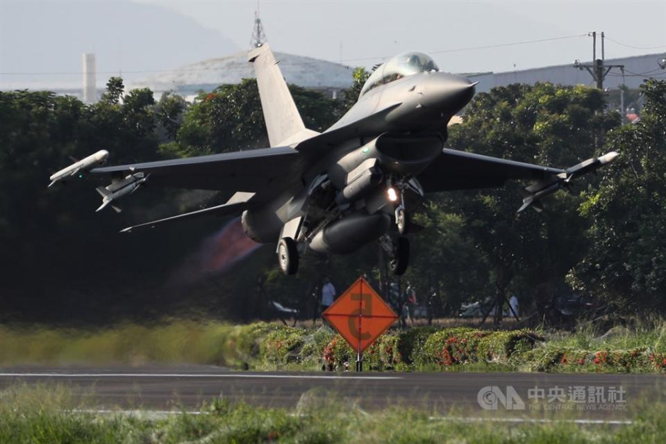 圖為F-16V戰機於漢光演習時在佳冬戰備跑道完成整補作業後迅速升空。（中央社資料照片）