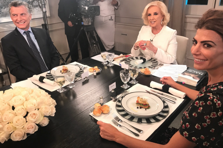 Mirtha Legrand con Mauricio Macri y Juliana Awada. Foto: Twitter.com/mirthalegrand