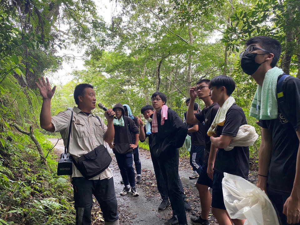 世界環境日，台東專校學生前往紅石林道牛樟遭盜伐現場，聽取山老鼠犯罪行為，並撿拾林地垃圾。（記者鄭錦晴翻攝）