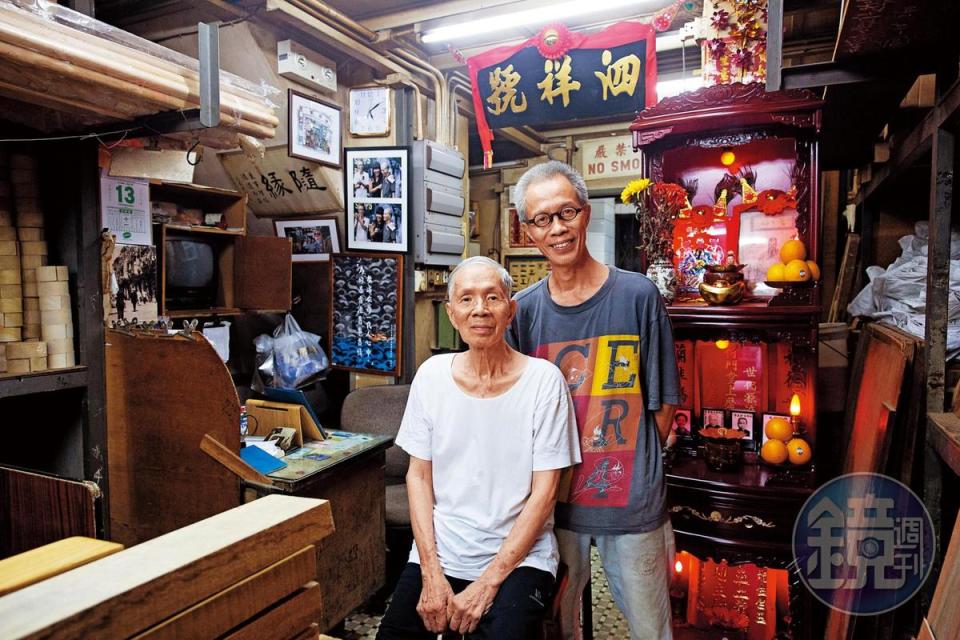 百年老店木材行泗祥號老闆何國標（右）、父親何廣雄（左）關門一天響應612罷市。