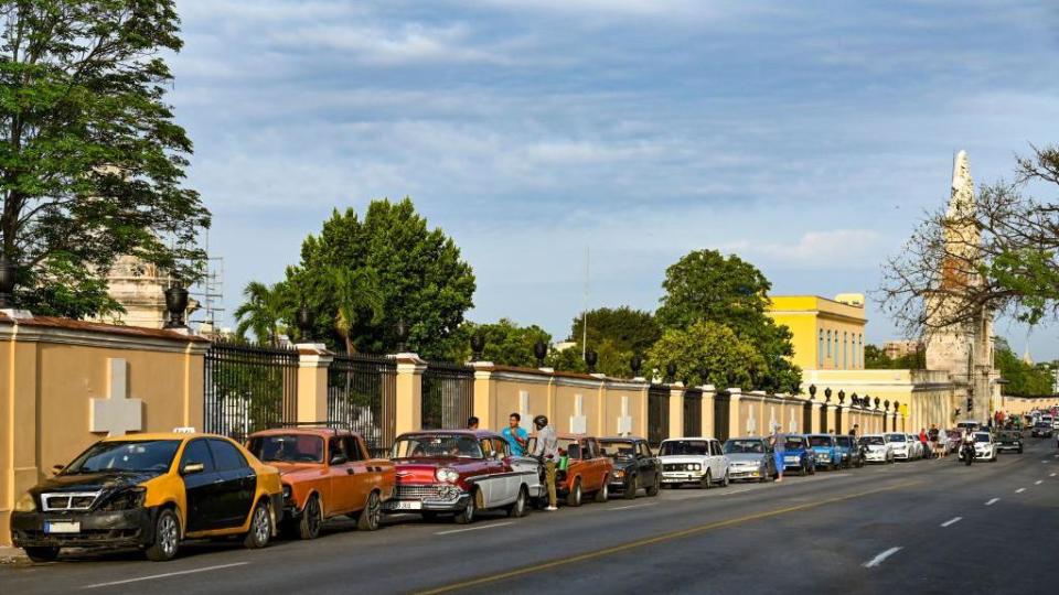 Cola de carros en una avenida vital de La Habana en abril de 2023. 