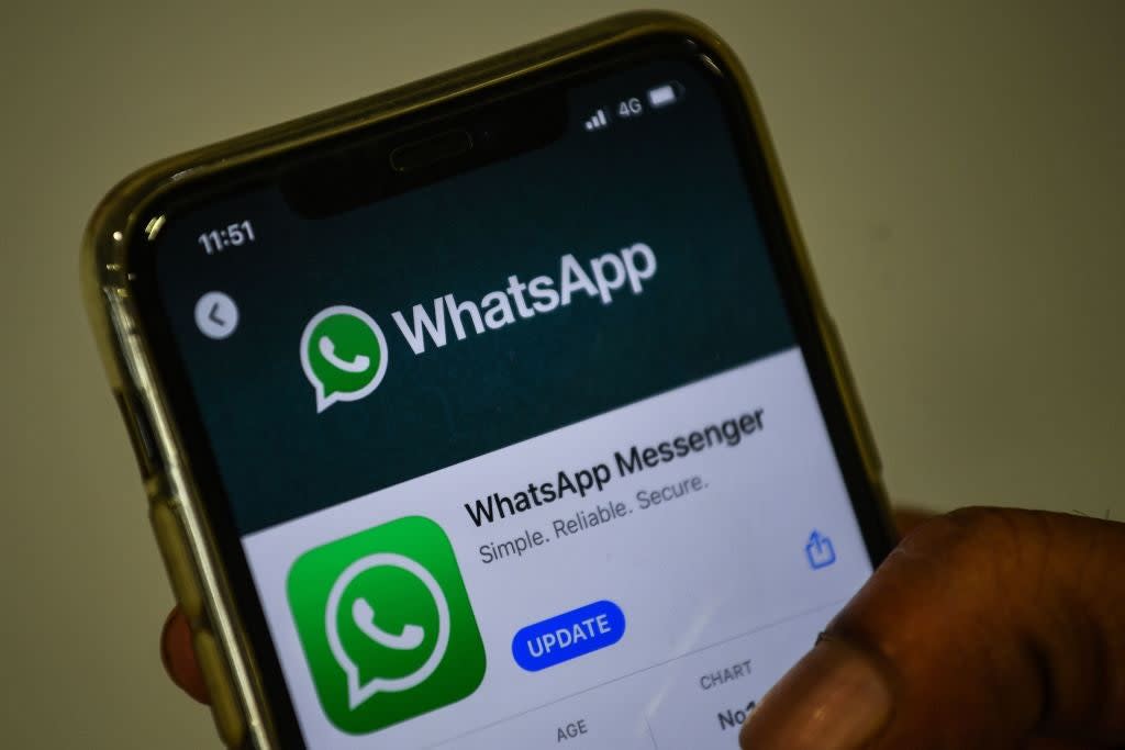 <p>WhatsApp dijo que el clamor fue el resultado de “desinformación”. </p> (AFP via Getty Images)