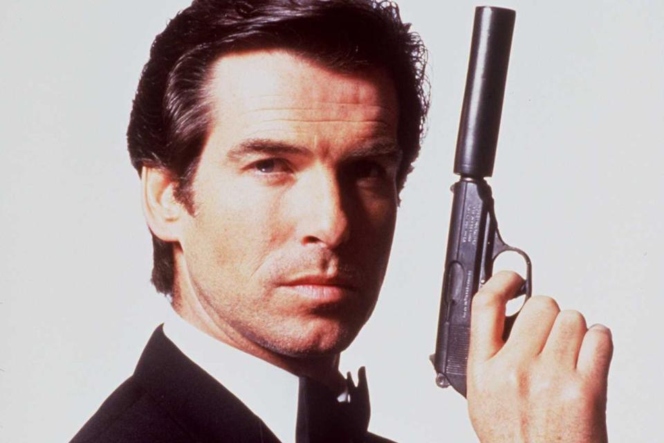 <p>Mit einer Walther PPK in der Hand und messerscharfem 007-Blick ließ Pierce Brosnan ab 1995 in vier James-Bond-Filmen Frauen und Feinde gleichermaßen in die Knie gehen. Danach ... (Bild: Terry O'Neill / United Artists / Online USA, Inc.)</p> 