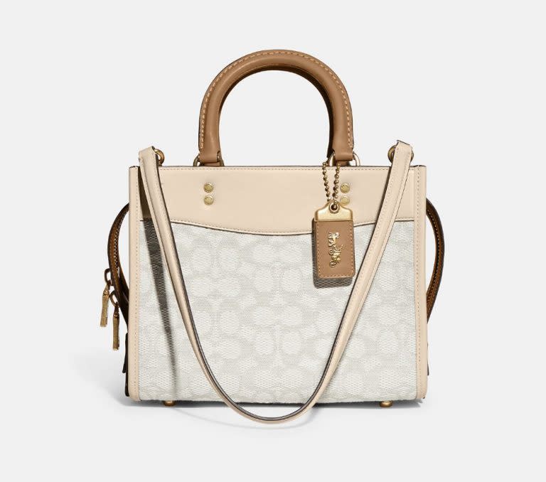 Bolso Rogue 25 de Coach en tejido jacquard con el monograma de la marca. (Foto: Coach)