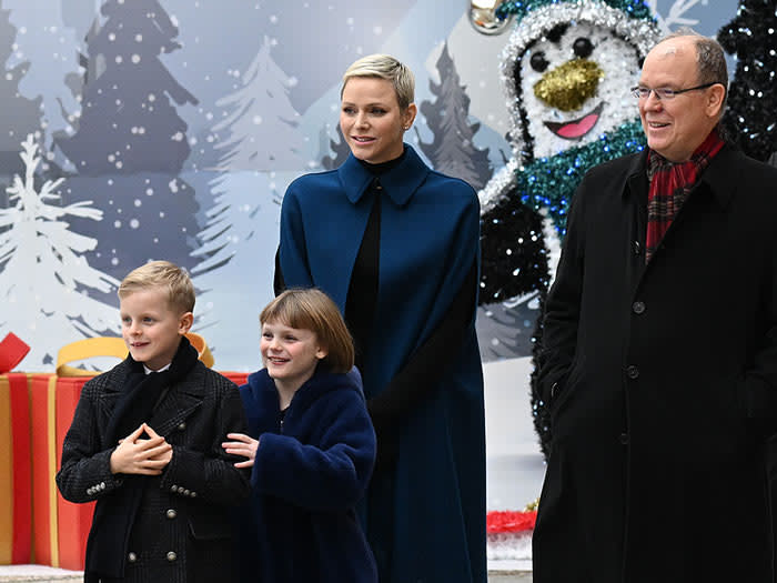 Princesa Charlene y el príncipe Alberto con sus hijos 