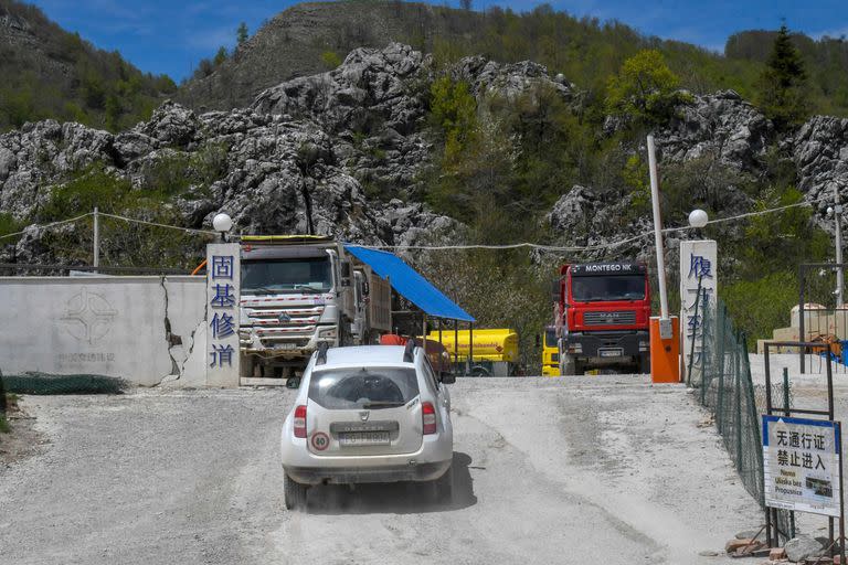 Montenegro construye un autopista que destruye su economía