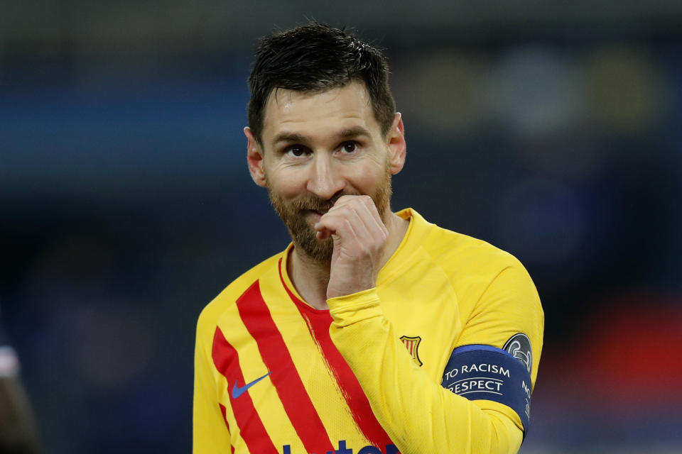 El delantero del Barcelona Lionel Messi tras fallar un penal en el partido contra Paris Saint-Germain en los octavos de final de la Liga de Campeones, el miércoles 10 de marzo de 2021, en París. (AP Foto/Christophe Ena)