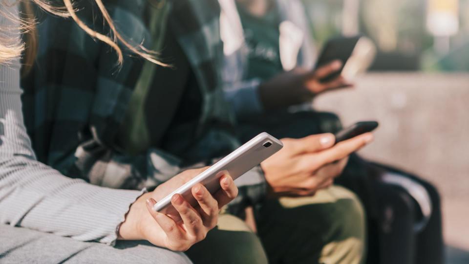 PHOTO: Teenagers on smart phones in undated stock photo. (STOCK PHOTO/Getty Images)