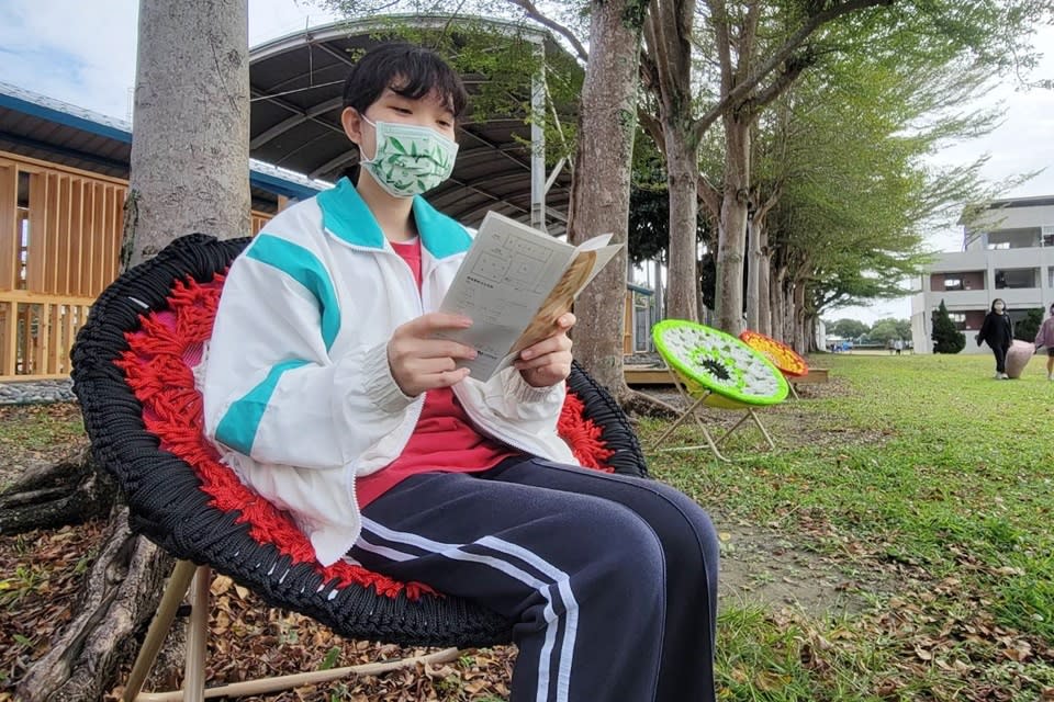 臺東女中高二跨校選修課程「美感設計」，帶領臺東女中、臺東高中21名學生共創校園公共藝術「編織月亮椅」，宛如縮小版「天空織鏡」。