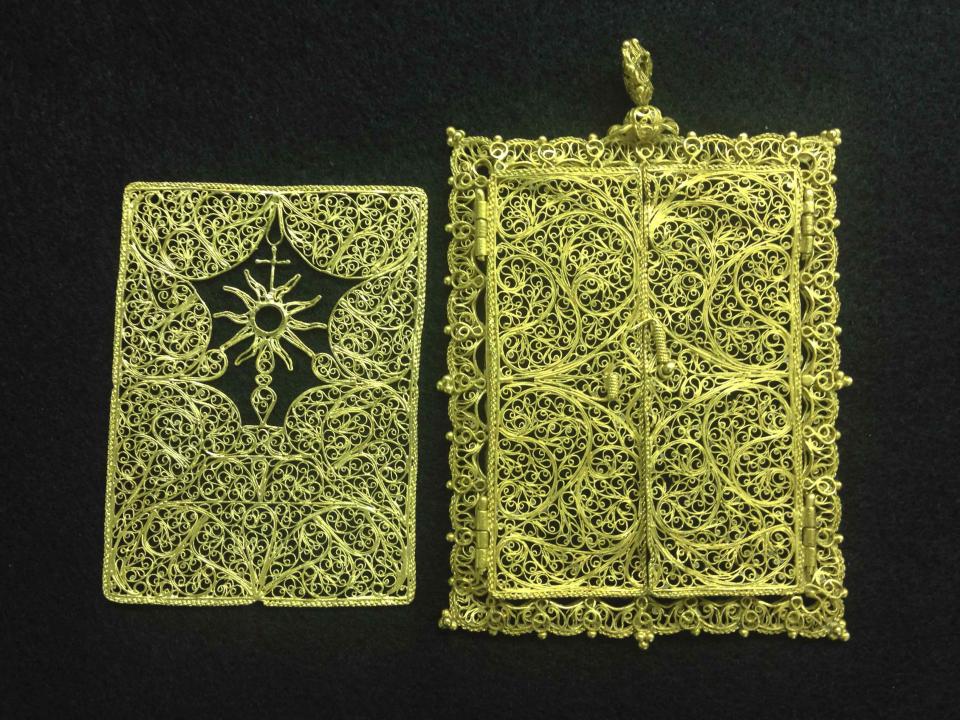 A high karat gold Pyx which was believed to have been hand crafted in the late 1600's - early 1700's for transporting a Eucharist (communion wafer) is seen in an undated handout photo from 1715 Fleet-Queen's Jewels. A Florida family of treasure hunters on Tuesday will display their latest finding from a 300-year-old shipwreck: the missing piece of an ornate gold holder used by clergy to hold the Eucharist for visits to the sick or infirm. REUTERS/1715 Fleet-Queen's Jewels, LLC/Handout (UNITED STATES - Tags: SOCIETY) ATTENTION EDITORS - THIS IMAGE HAS BEEN SUPPLIED BY A THIRD PARTY. IT IS DISTRIBUTED, EXACTLY AS RECEIVED BY REUTERS, AS A SERVICE TO CLIENTS. NO SALES. NO ARCHIVES. FOR EDITORIAL USE ONLY. NOT FOR SALE FOR MARKETING OR ADVERTISING CAMPAIGNS