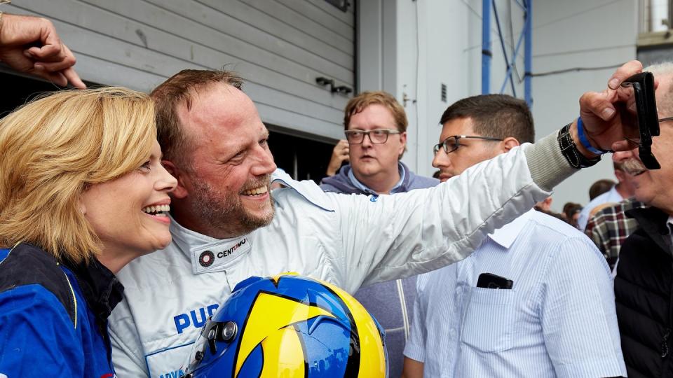 Bundeslandwirtschaftsministerin Julia Klöckner (CDU) und der Rapper Smudo haben Spaß am Nürburgring. Foto: Thomas Frey