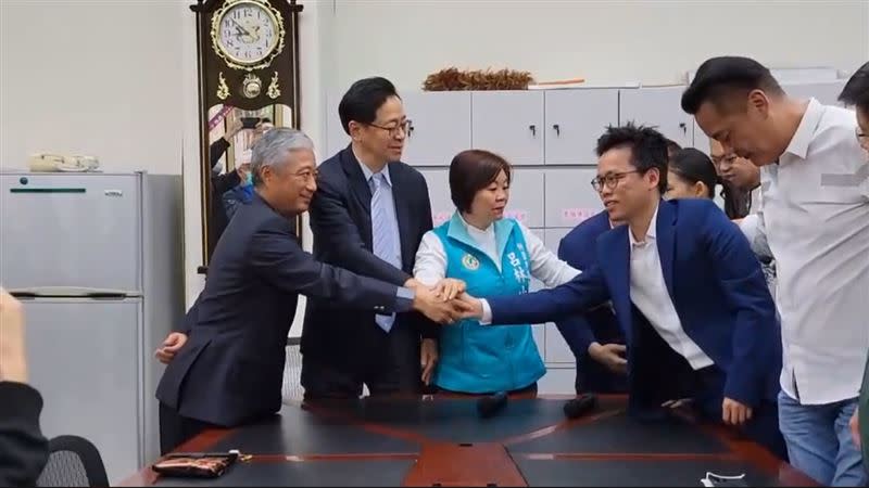 市長張善政以及法務局長賴彌鼎（左1）與市議員余信憲（右2）握手致歉。（圖／翻攝畫面）