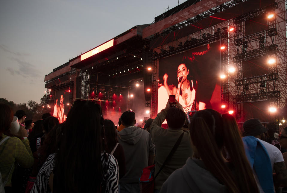 Fans de la cantante María Becerra durante su presentación en el festival Coca-Cola Flow Fest en la Ciudad de México el 26 de noviembre de 2022. (Foto AP/Alejandro Godínez)