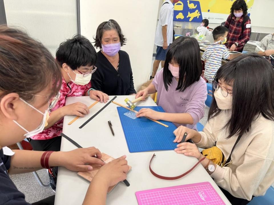 竹市北區社福館化身百貨公司，舉辦「南勢蚤好友」活動，集結許多民間社福機構，攜手辦理家庭手作活動。(記者曾芳蘭攝)