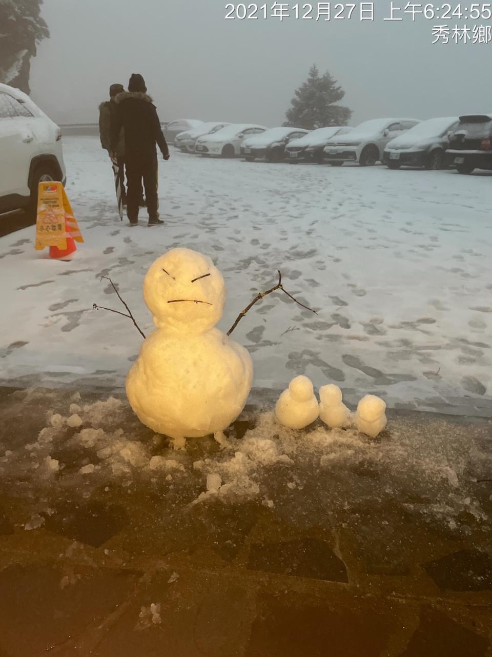 民眾在合歡山上堆雪人。（圖／松雪樓提供）