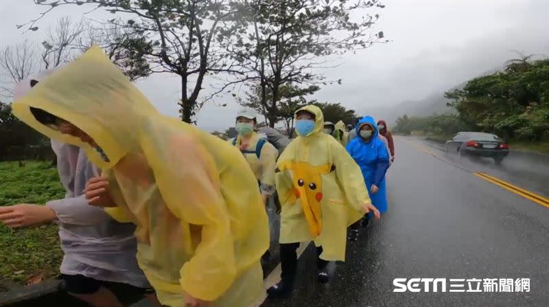 今年花東天氣狀況不佳，學生們不畏風雨徒步到沿途的原鄉、偏鄉部落送愛心。（圖／方信淵授權提供）