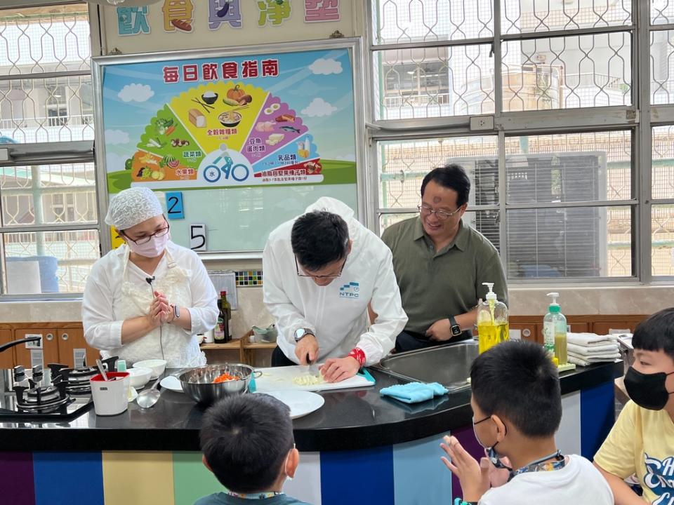 《圖說》張明文局長出席與小朋友互動製作高麗菜煎餅。〈教育局提供〉