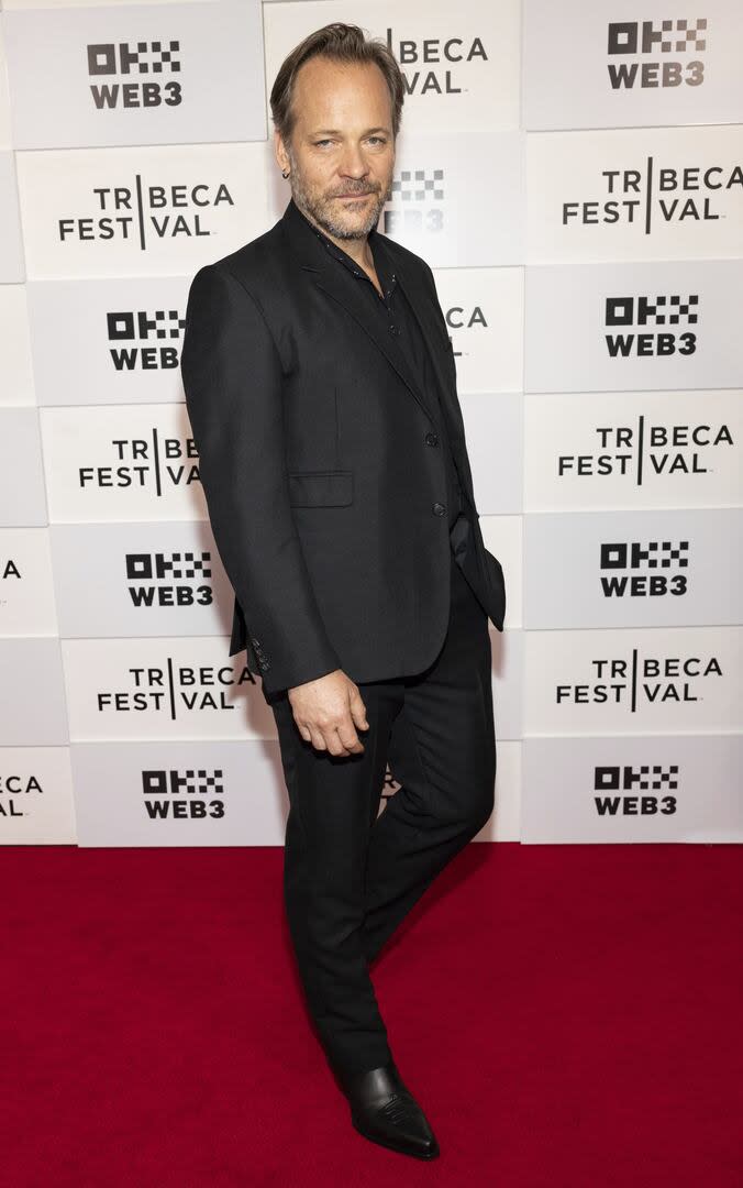 Peter Sarsgaard, el otro protagonista de Se presume inocente, también dijo presente en la premiere de la miniserie en el Festival de Tribeca. El actor, además de compartir elenco con Jake Gyllenhaal, es parte de su familia: está casado con su hermana, la actriz Maggie Gyllenhaal