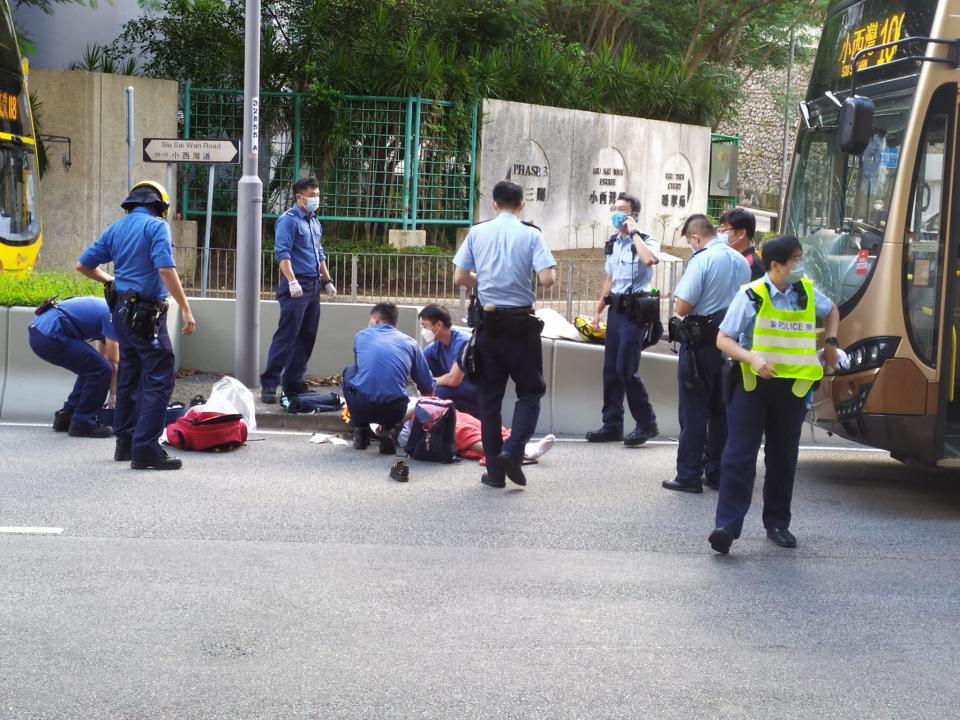 小西灣女學生捱巴士撞，倒地受傷送院。