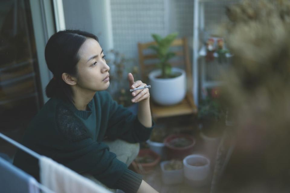 《不夠善良的我們》 林依晨報復性出軌藍葦華  觀眾痛呼：我懂！遭賀軍翔冷暴力 ! 她冷回「現在比較爽」 