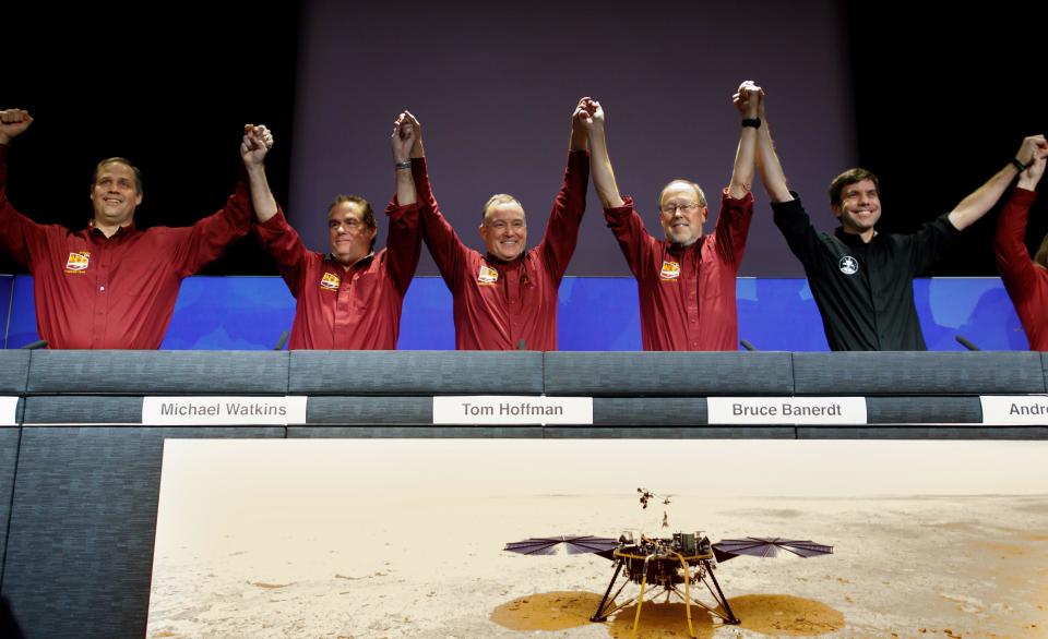 <p>Fotografía cedida por la NASA donde aparecen los integrantes del equipo de vuelo del vehículo espacial InSight en una rueda de prensa luego del aterrizaje con éxito del módulo espacial en la superficie del planeta rojo hoy, lunes 26 de noviembre de 2018, en la sala de control del Laboratorio de Propulsión de la NASA en La Canada Flintridge (California, EE.UU.). Pasadena (EE.UU.). El modulo espacial InSight, la primera misión de la NASA que quiere estudiar específicamente el interior de Marte, aterrizó con éxito hoy a las 11.53 horas local (19.53 GMT) en la superficie del planeta rojo. EFE/ Eugene García </p>