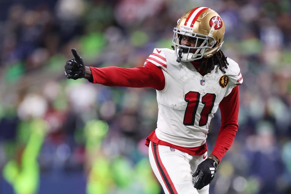 SEATTLE, WASZYNGTON – 23 LISTOPADA: Brandon Aiyuk nr 11 z San Francisco 49ers obserwuje pierwszą połowę meczu przeciwko Seattle Seahawks na stadionie Lumen Field 23 listopada 2023 r. w Seattle w stanie Waszyngton.  (Zdjęcie: Steve Chambers/Getty Images)