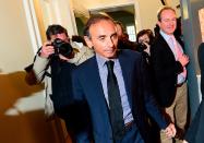 Éric Zemmour se fait un nom à travers ses différents ouvrages<br><p>Éric Zemmour est aussi l’auteur d’une quinzaine d’ouvrages depuis 1998. Avec « Le Premier sexe », publié en 2006, il signe son premier succès de librairie : l’ouvrage est vendu à plus de 100 000 exemplaires. L’écrivain y fustige déjà la « dévirilisation » de la société par une supposée « féminisation des hommes » et s’alarmait d’une « société féminisée grosse de catastrophes et de souffrances ». Une thèse qui lui avait valu un clash avec Clémentine Autain, à l’époque conseillère de Paris, sur le plateau <a href="https://www.ina.fr/ina-eclaire-actu/video/man1632394509/quand-eric-zemmour-s-attaquait-a-la-feminisation-de-la-societe" rel="nofollow noopener" target="_blank" data-ylk="slk:de « Tout le monde en parle ».;elm:context_link;itc:0;sec:content-canvas" class="link ">de « Tout le monde en parle ».</a></p><p>C’est ensuite avec « Le Suicide français », sorti en 2014, que le polémiste écrivain continue à dérouler ses « obsessions », comme il aime à les appeler, et signe un nouveau succès en librairie avec 480 000 exemplaires vendus. Il y défend notamment la thèse d’un affaiblissement du pays, imputable selon lui, entre autres, à l’immigration massive. Pendant la promotion de son ouvrage, le polémiste se retrouve face à Léa Salamé qui l’accuse de « réhabiliter Pétain et le régime de Vichy ». Éric Zemmour affirme alors que le maréchal Pétain a « sauvé des juifs français », en s’appuyant sur la thèse de l’historien américain Robert Paxton. La séquence, qui fait beaucoup de bruit à l’époque, crée autour de Zemmour un malaise dans le débat public mais marque un nouvel essor dans sa carrière de polémiste-clasheur. </p><br>