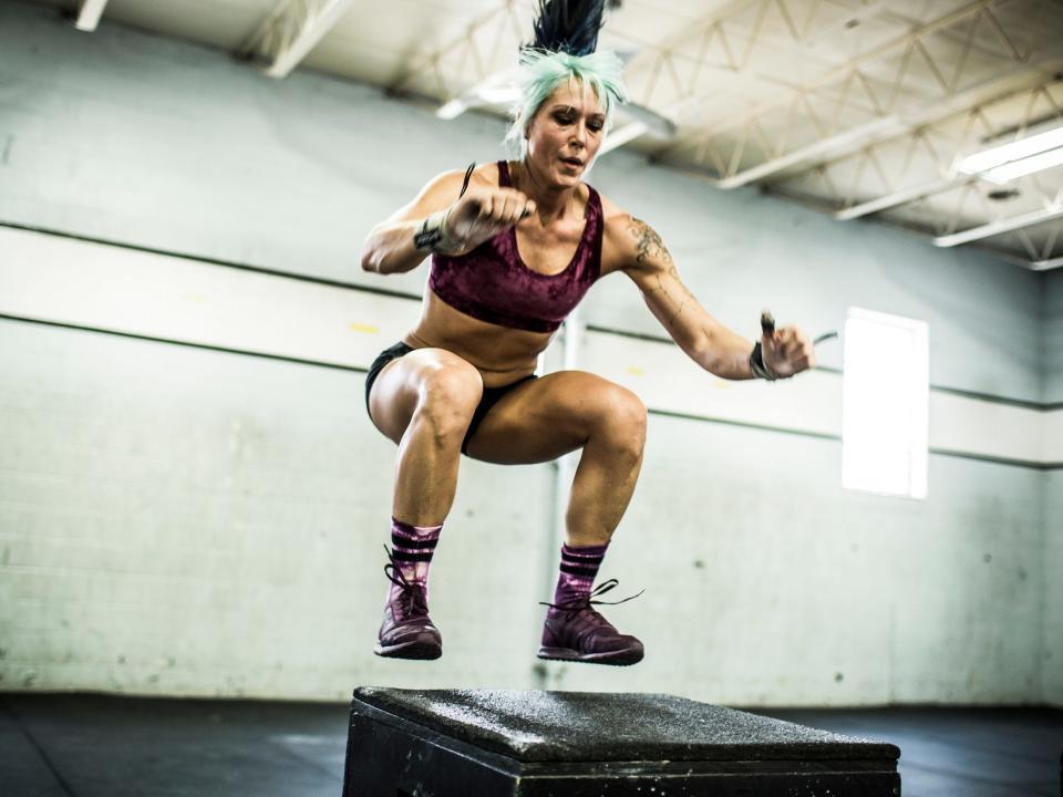 Übungen wie Boxsprünge können für bestimmte Athleten großartig sein, aber nicht jeder muss sie bei jedem Training machen, um fit zu werden. - Copyright: MoMo Productions/Getty Images