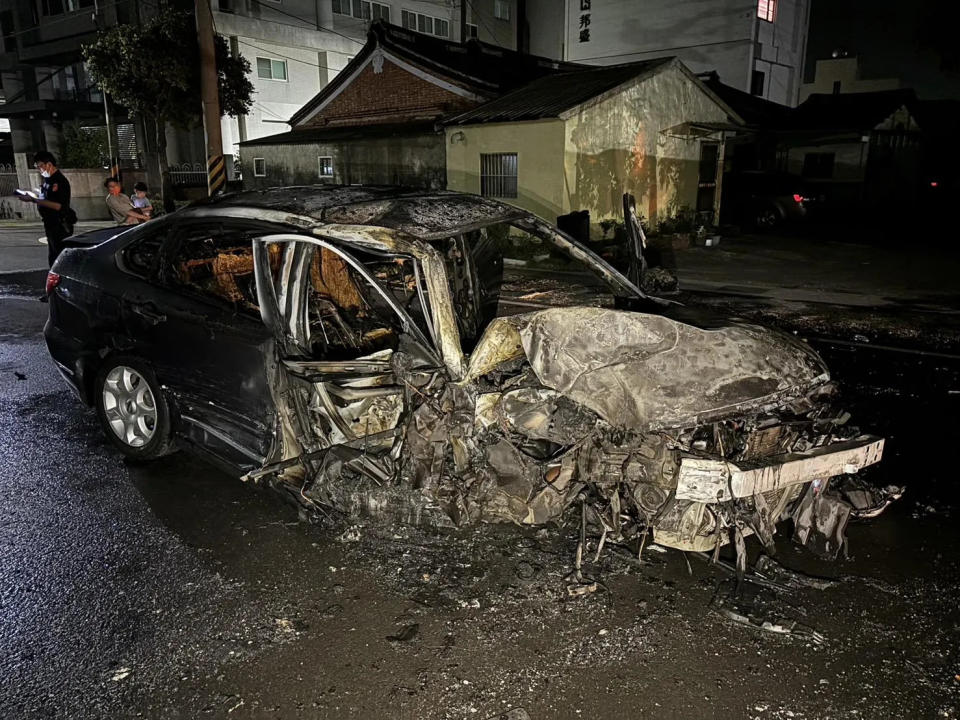 車輛燒成廢鐵。（圖／中天新聞）