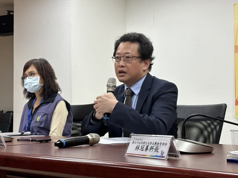 台北市衛生局長陳彥元（右）表示，截至27日傍晚，已接獲9例至寶林茶室用餐後就醫病例，其中2例死亡、4例仍在加護病房救治中。（中央社）
