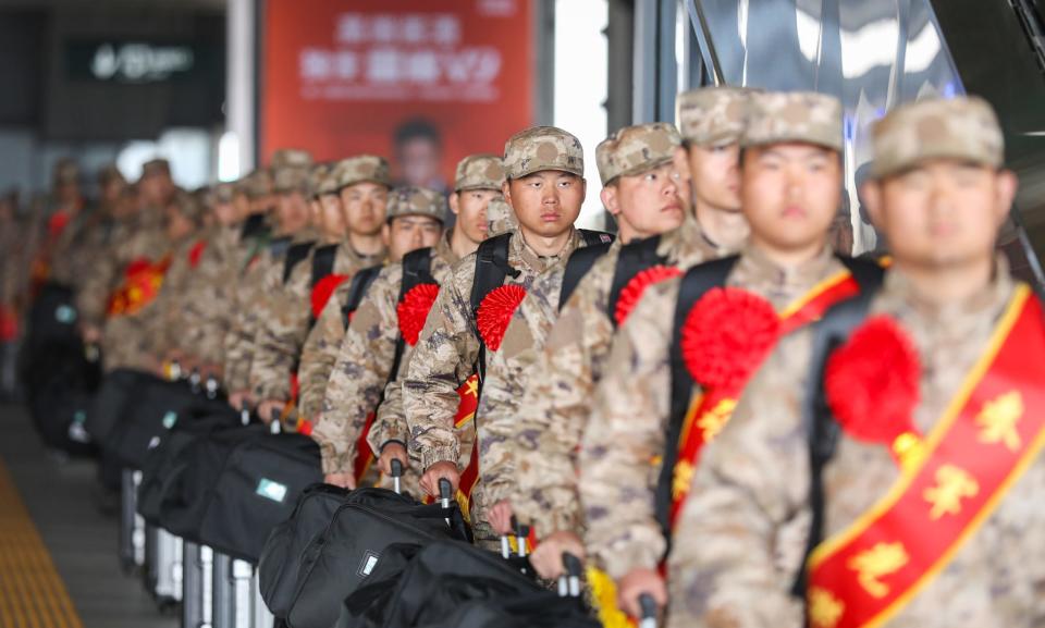 Armee-Rekruten, die sich auf dem Weg zu einer Kaserne befinden, warten an einem Hochgeschwindigkeitsbahnhof in der Stadt Huai 'an in der chinesischen Provinz Jiangsu, 19. März 2024. - Copyright: CFOTO/Future Publishing via Getty Images