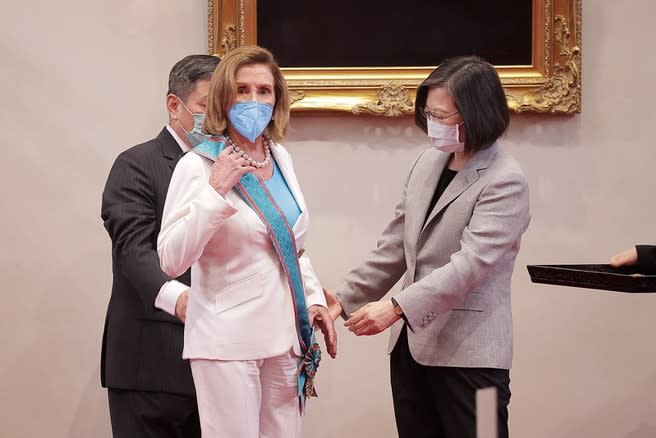 蔡英文總統今（3）日上午接見美國聯邦眾議院議長裴洛西（Nancy Pelosi）訪團，並頒授裴洛西議長「特種大綬卿雲勳章」。（總統府官網）