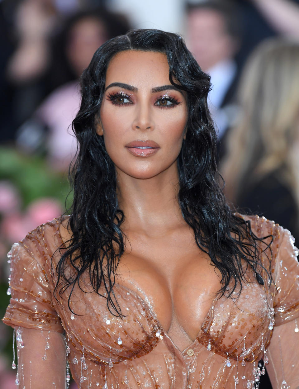 Sus sandalias transparentes y el maquillaje intenso de Kim culminaron su look Getty Images