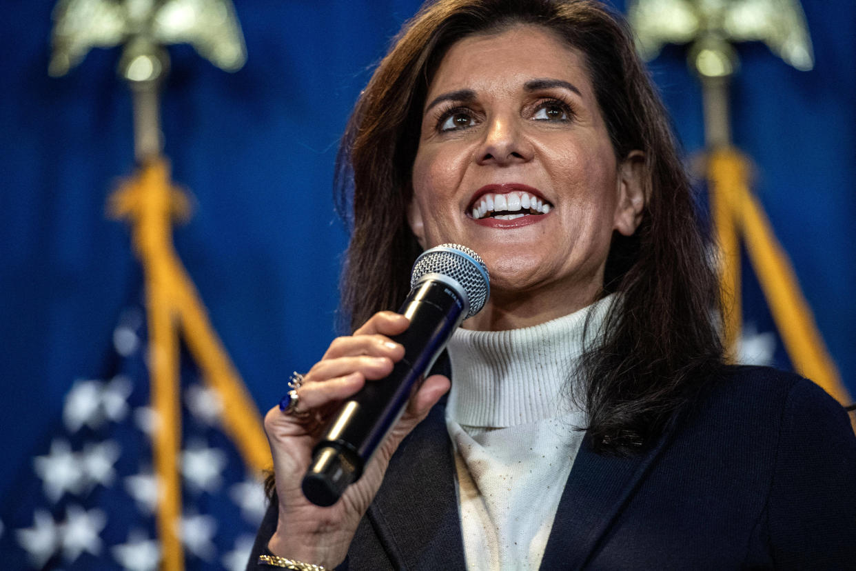 Sourire aux lèvres, Nikki Haley a rapidement savouré cette première victoire dans la primaire républicaine avant de se projeter sur le « Super Tuesday » qui s’annonce déjà crucial pour elle.