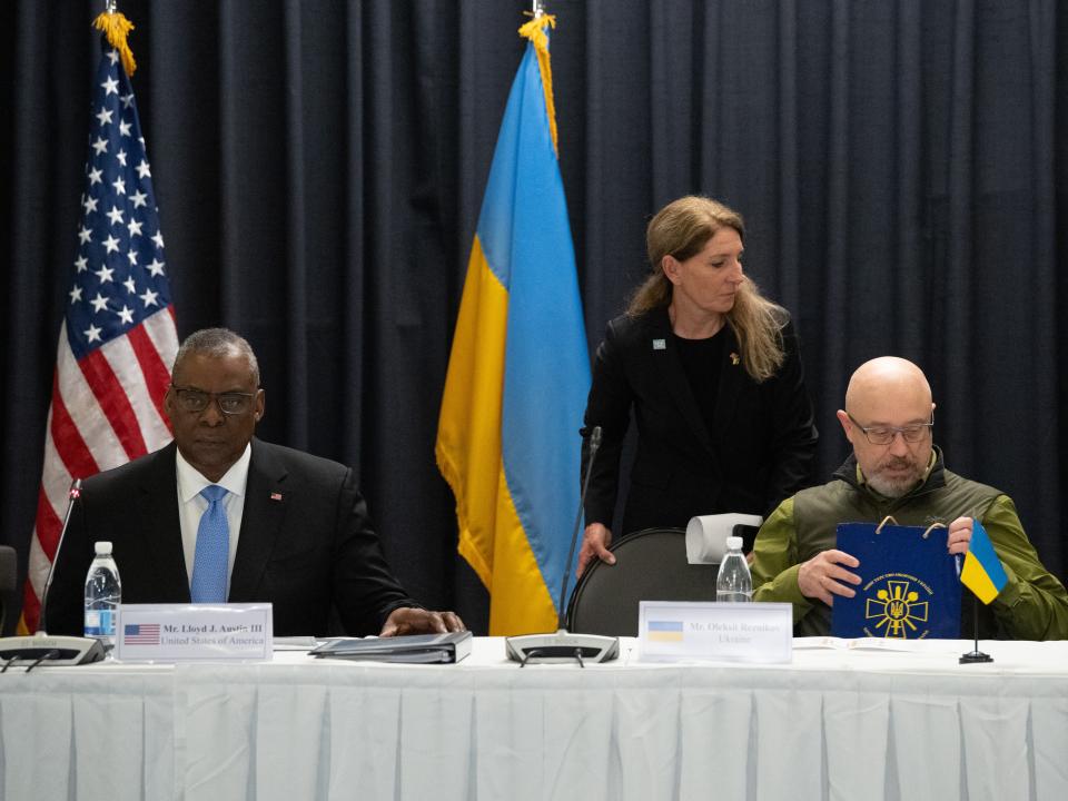 Rhineland-Palatinate, Ramstein: Lloyd Austin (l), U.S. Secretary of Defense, and Oleksiy Resnikov, Minister of Defense of Ukraine, at a conference on the Ukraine war at Ramstein Air Base on April 26, 2022.