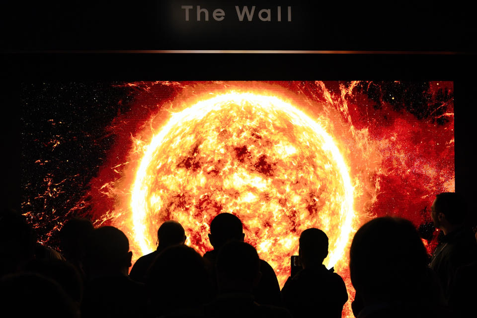 Besucher stehen vor dem riesengroßen Display von Samsung mit dem Namen “The Wall”. (Bild: Getty Images)