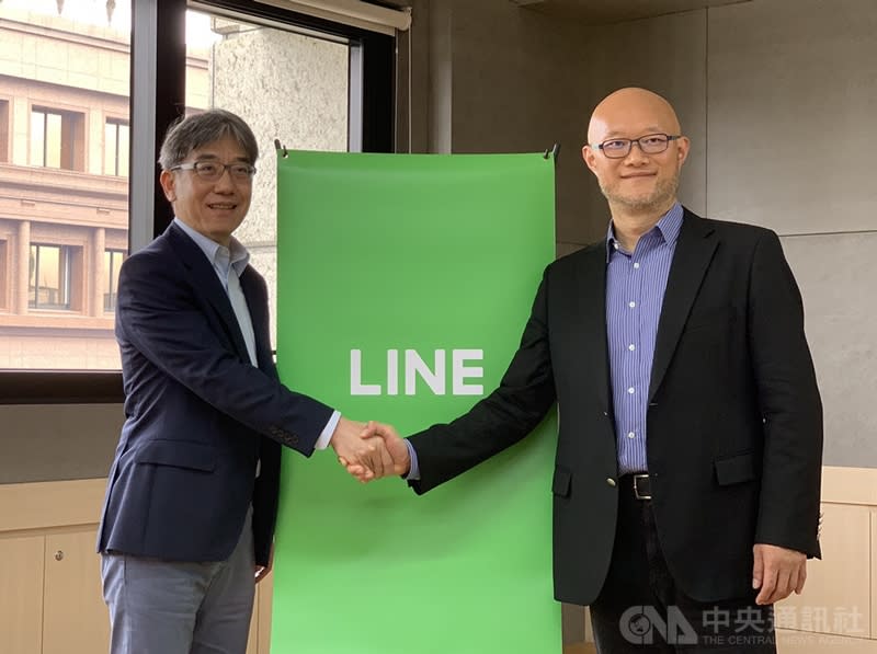 連線商業銀行（LINE Bank）籌備處執行長黃以孟（左）8日上任，由LINE旗下事業體LINE Financial台灣董事長暨總經理陳立人（右）一起接受媒體團訪。（中央社）