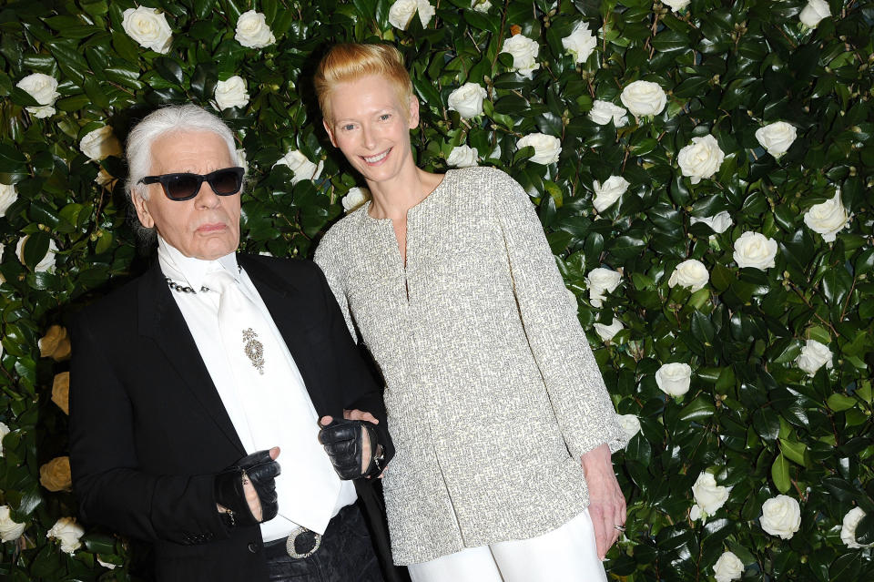 <p>Tilda Swinton n’est pas une muse de Karl Lagerfeld comme les autres. En effet, l’Écossaise est devenue l’égérie du couturier à 52 ans ! Elle a été choisie pour interpréter Coco Chanel et elle était présente lors de la présentation de la collection Les Métiers d’art Paris-Edimbourg. </p>