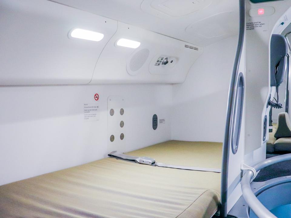 Boeing 787 Dreamliner Crew Rest Area — Airplane Secrets Dubai Airshow 2021