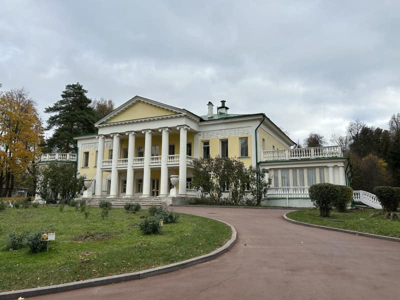 The Russian revolutionary leader Lenin died in the villa, which dates back to tsarist times and became a sanatorium after the October Revolution. The building is part of the Gorki Leninskije museum complex not far from the Russian capital Moscow. Ulf Mauder/dpa