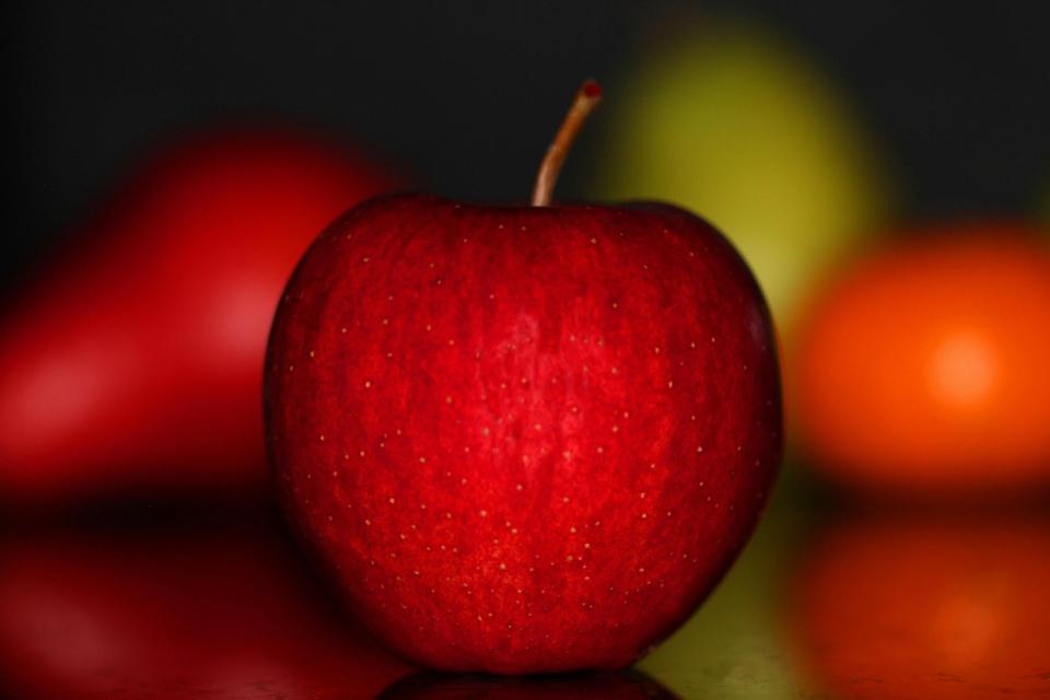 近期一份研究顯示，每週吃3到6次蘋果、香蕉，有助降低高血壓患者死亡率。PEXELS