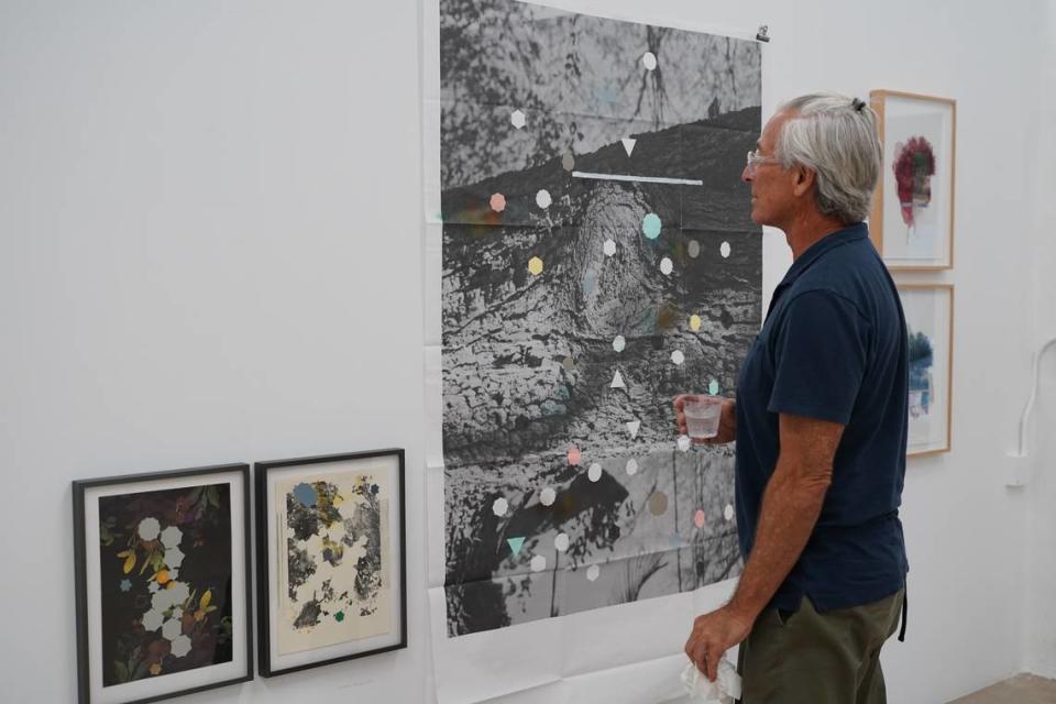 Un visitante contempla obras de arte en Collective 62, un complejo de estudios artísticos exclusivamente femeninos en Liberty City.