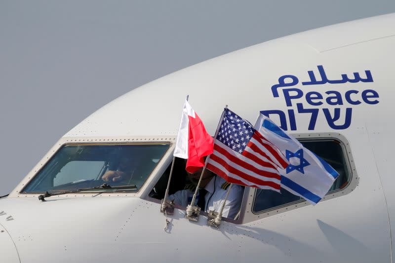 Las banderas de EEUU, Baréin e Israel en el avión en el que viajó la delegación israelí