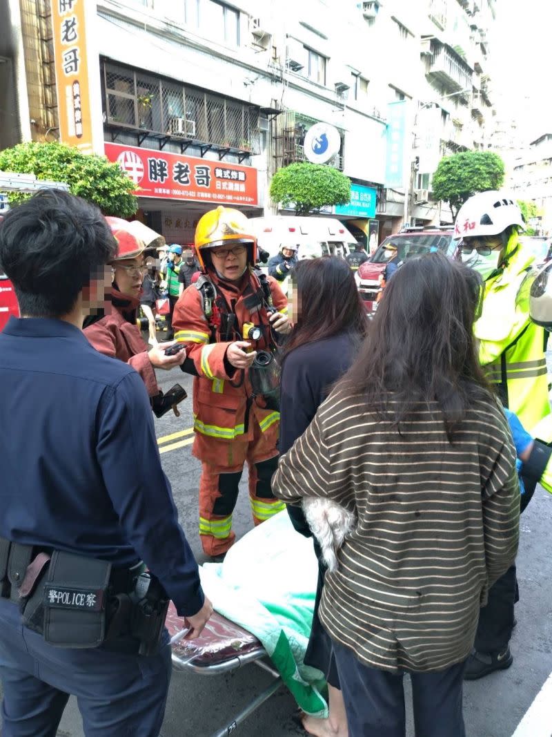 ▲永和區中正路一處大樓發生住宅火警，燃燒面積約20坪，警消趕赴現場搶救，目前疏散多人，正在清點中。（圖／翻攝畫面）